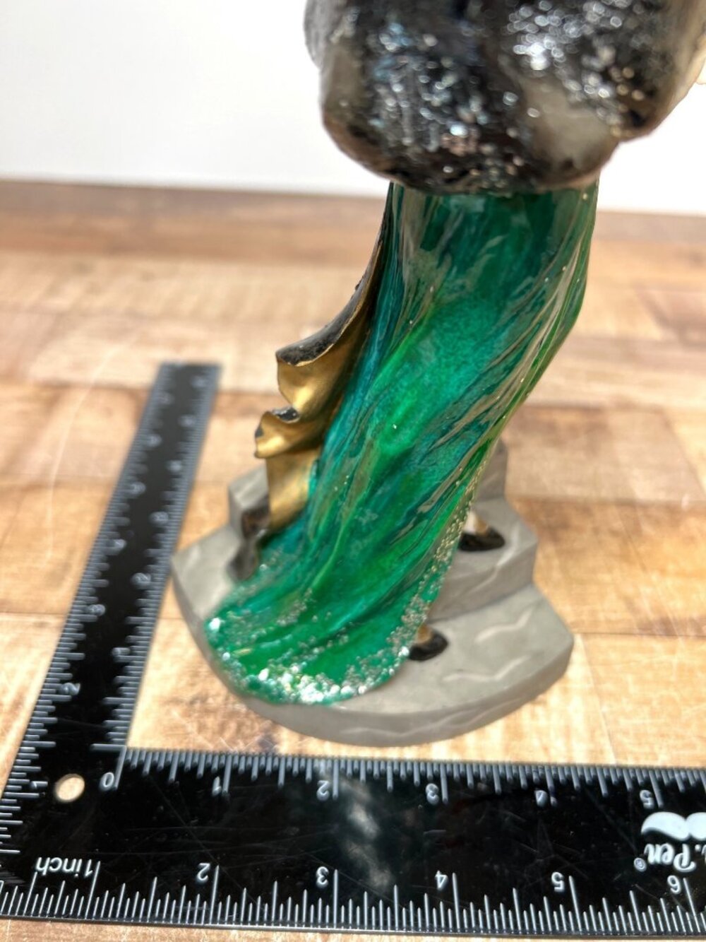 Art Deco-Inspired Lady Figurine With Black Coat & Green Dress On Stone-Like Base - Picture 7 of 8